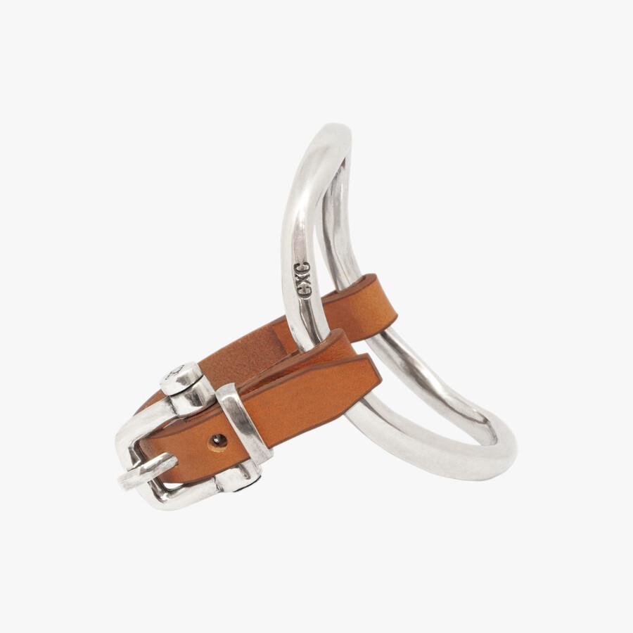 Foto de Detalle de Pulsera en baño de Plata y Cuero Camel de CXC