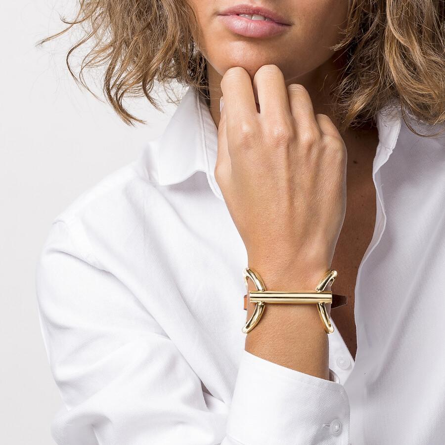 Foto de Detalle de Pulsera en baño de Oro con modelo de CXC