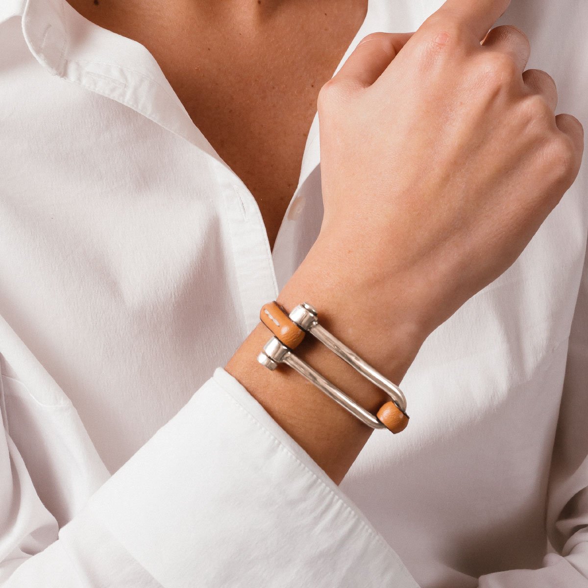 Foto de Detalle de Pulsera en baño de Plata con modelo de CXC