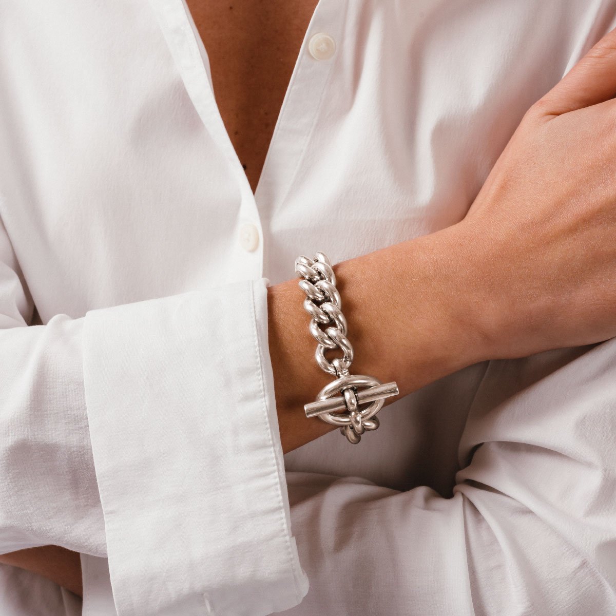 Foto de Detalle de Pulsera en baño de Plata con modelo de CXC