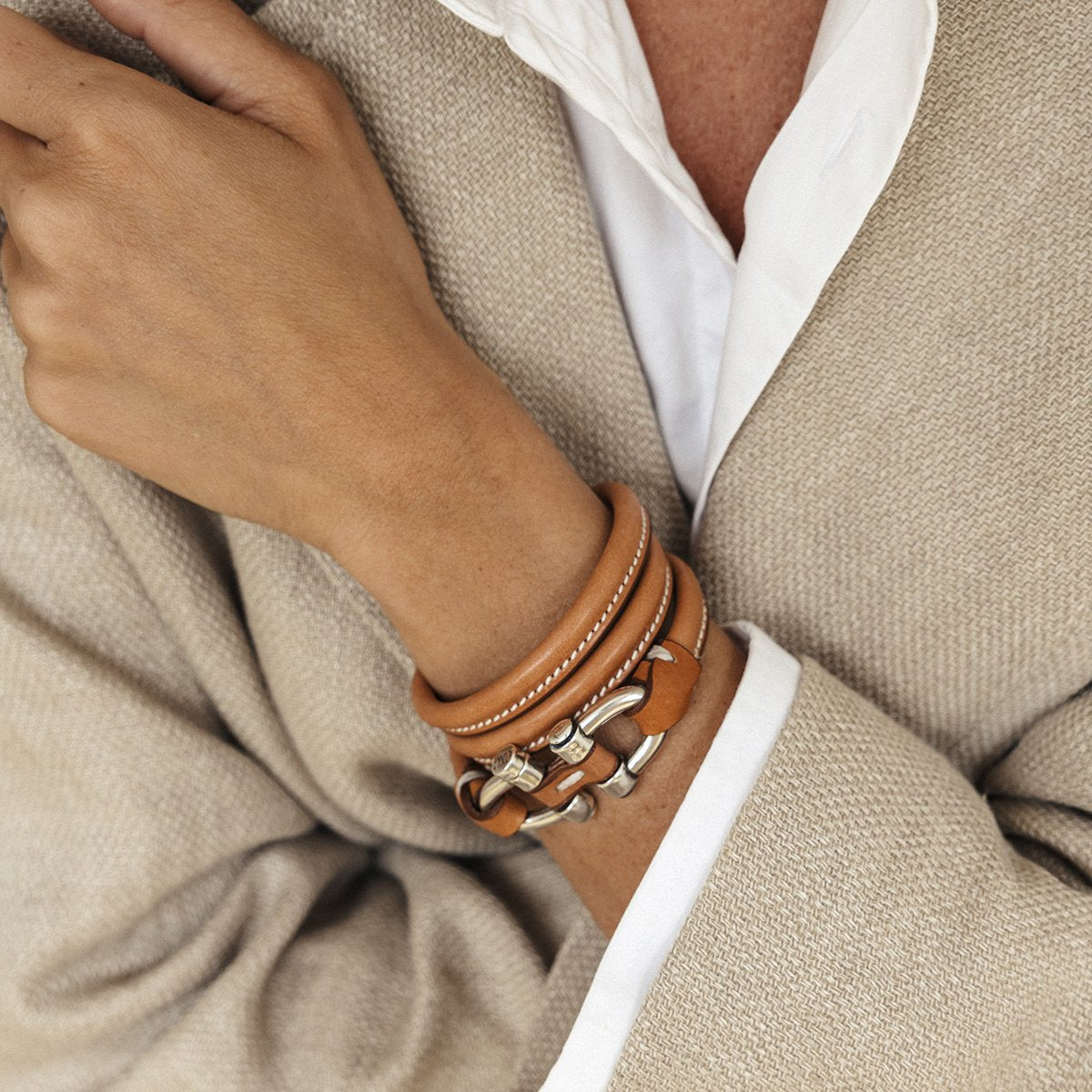Foto de Detalle de Pulsera en baño de Plata con modelo de CXC