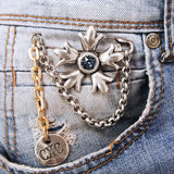 Foto de Detalle de Broche en baño de Plata con modelo de CXC