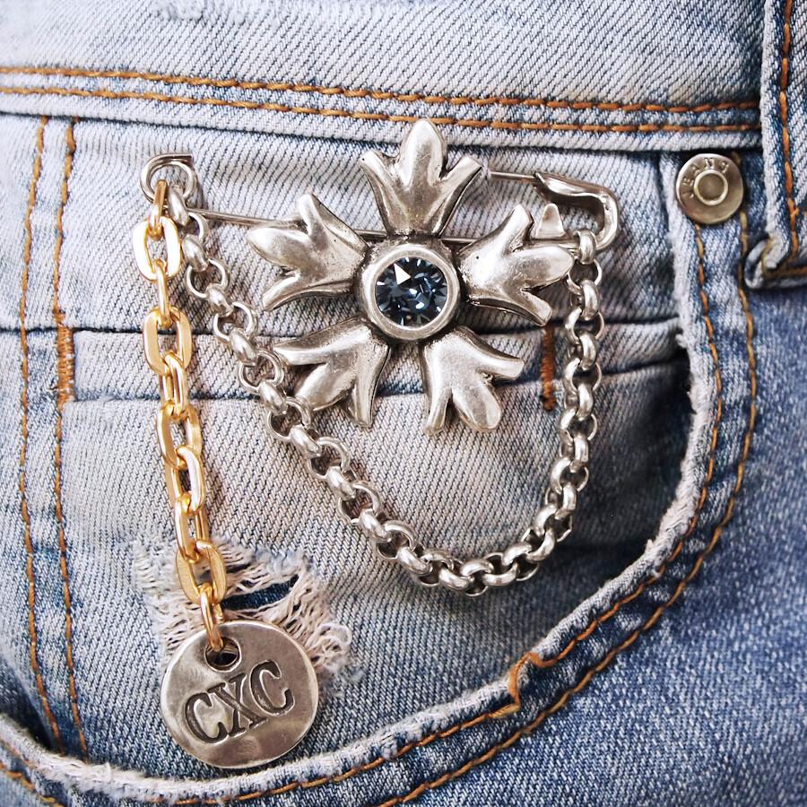 Foto de Detalle de Broche en baño de Plata con modelo de CXC
