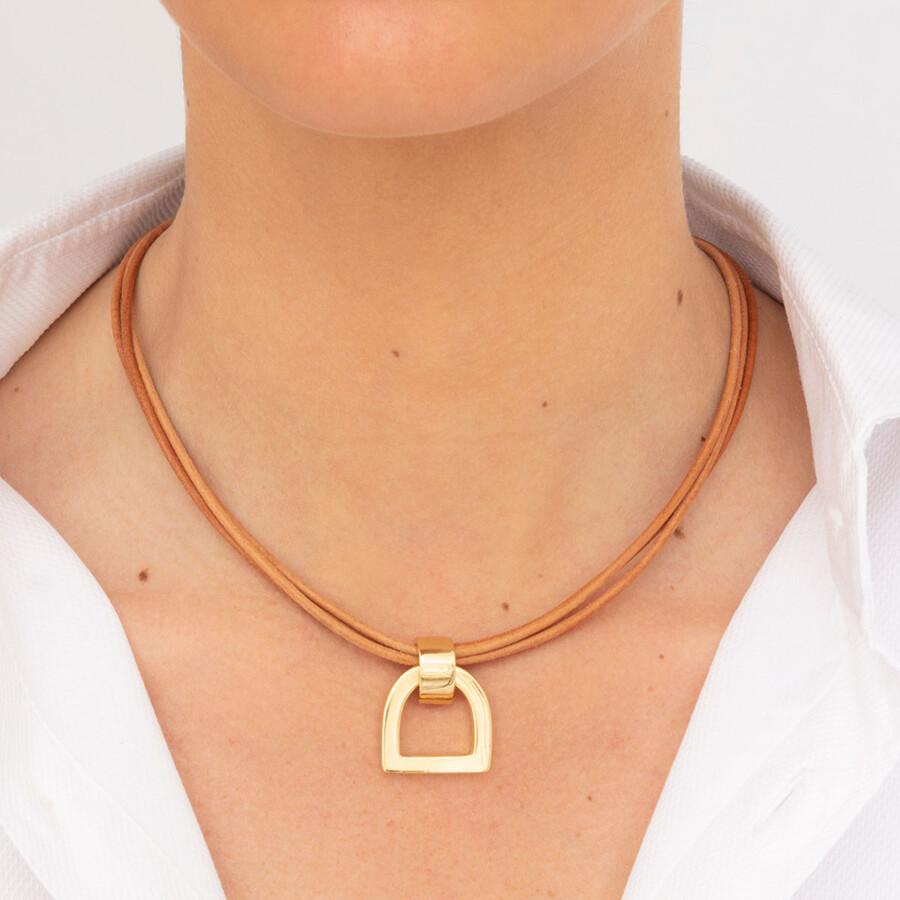 Foto de Detalle de Collar en baño de Oro con modelo de CXC