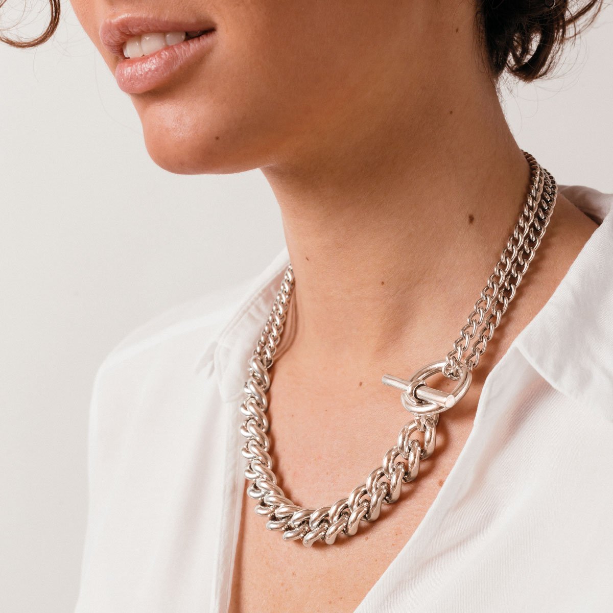 Foto de Detalle de Collar en baño de Plata con modelo de CXC
