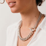 Foto de Detalle de Collar en baño de Plata con modelo de CXC