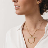 Foto de Detalle de Collar en baño de Oro con modelo de CXC