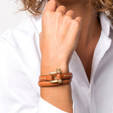 Foto de Detalle de Pulsera en baño de Oro con modelo de CXC