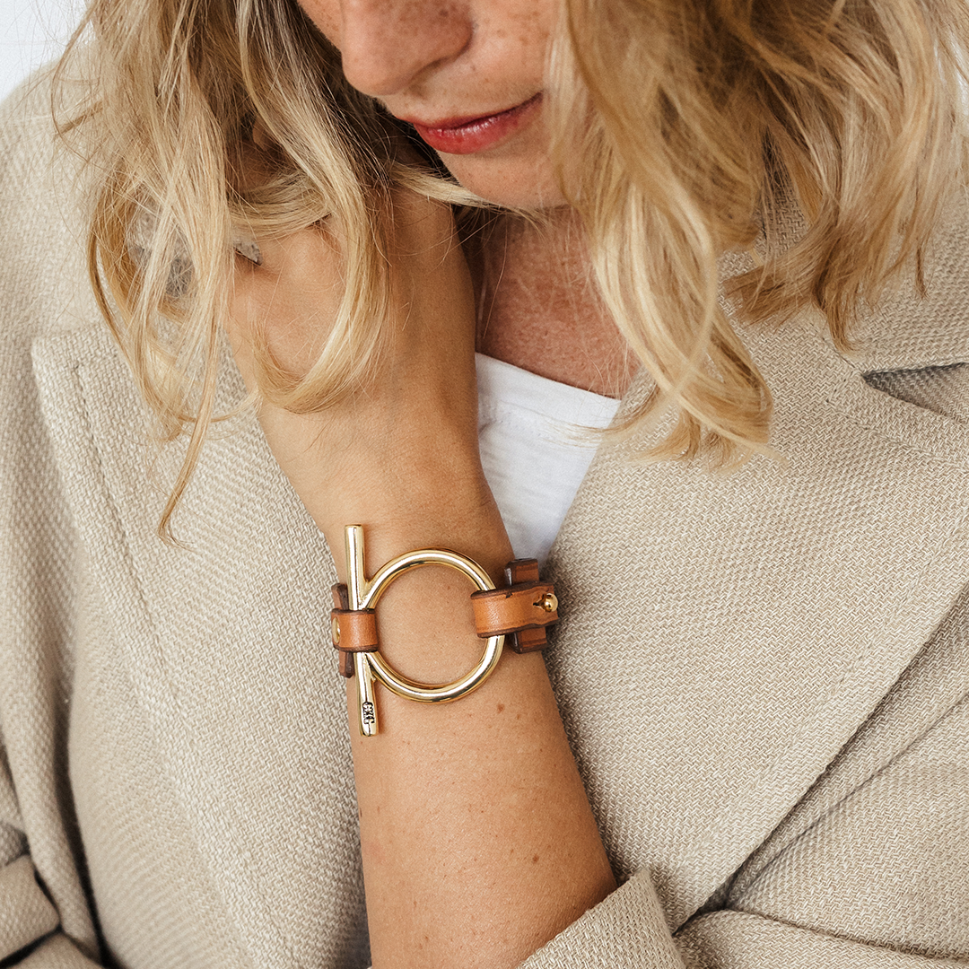 Foto de Detalle de Pulsera en baño de Oro con modelo de CXC