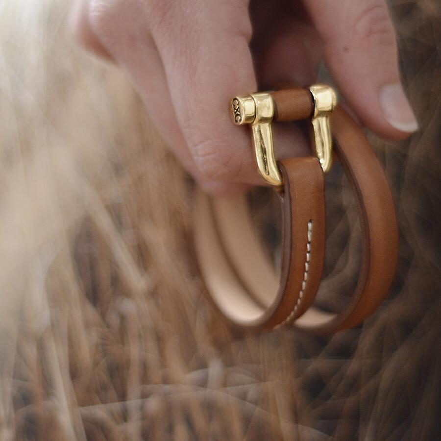 Foto de Detalle de Pulsera en baño de Oro con modelo de CXC