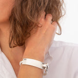 Foto de Detalle de Pulsera en baño de Plata con modelo de CXC