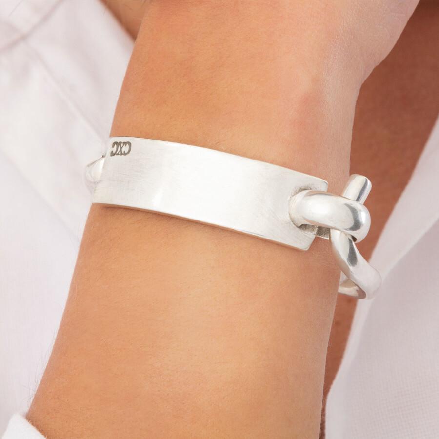 Foto de Detalle de Pulsera en baño de Plata con modelo de CXC