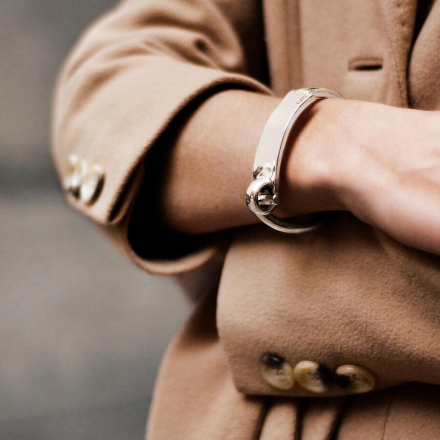 Foto de Detalle de Pulsera en baño de Plata con modelo de CXC
