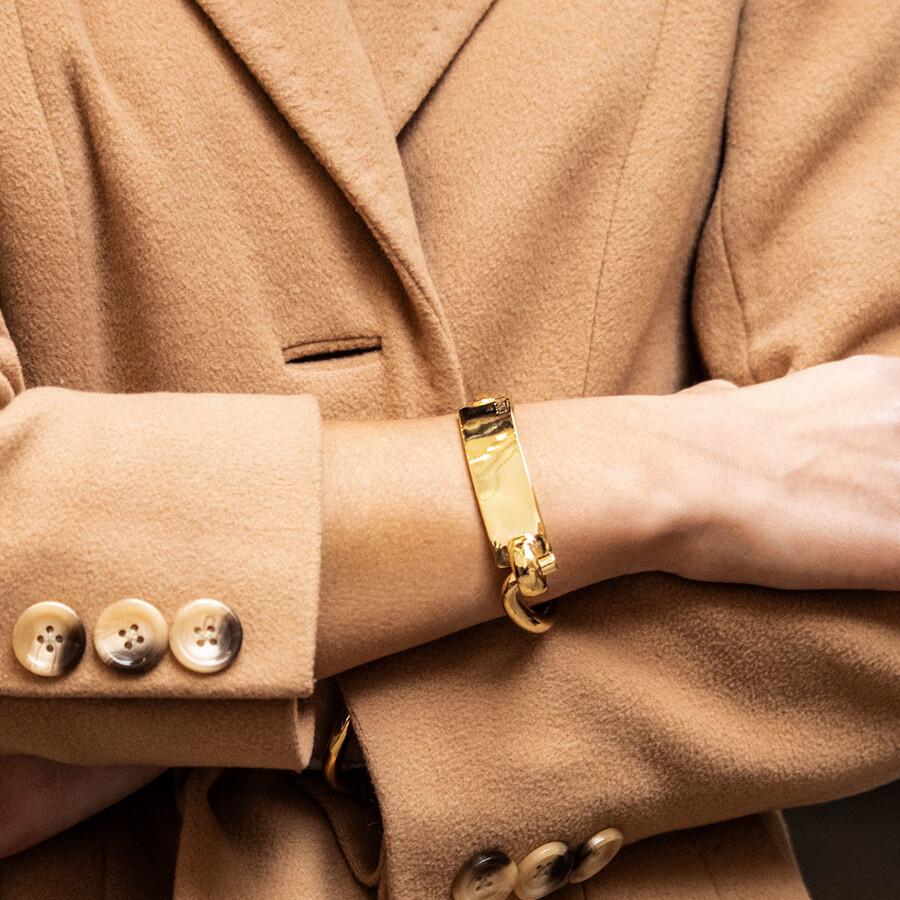 Foto de Detalle de Pulsera en baño de Oro con modelo de CXC