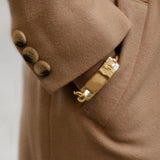 Foto de Detalle de Pulsera en baño de Oro con modelo de CXC