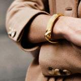 Foto de Detalle de Pulsera en baño de Oro con modelo de CXC