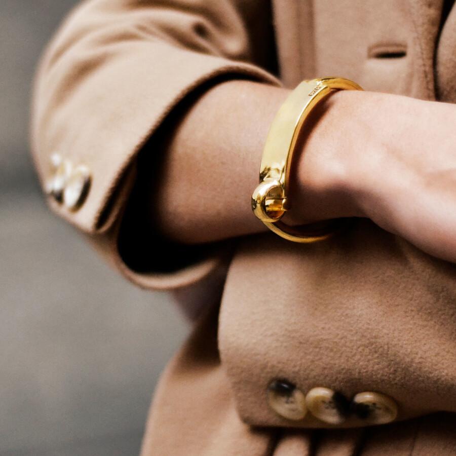 Foto de Detalle de Pulsera en baño de Oro con modelo de CXC