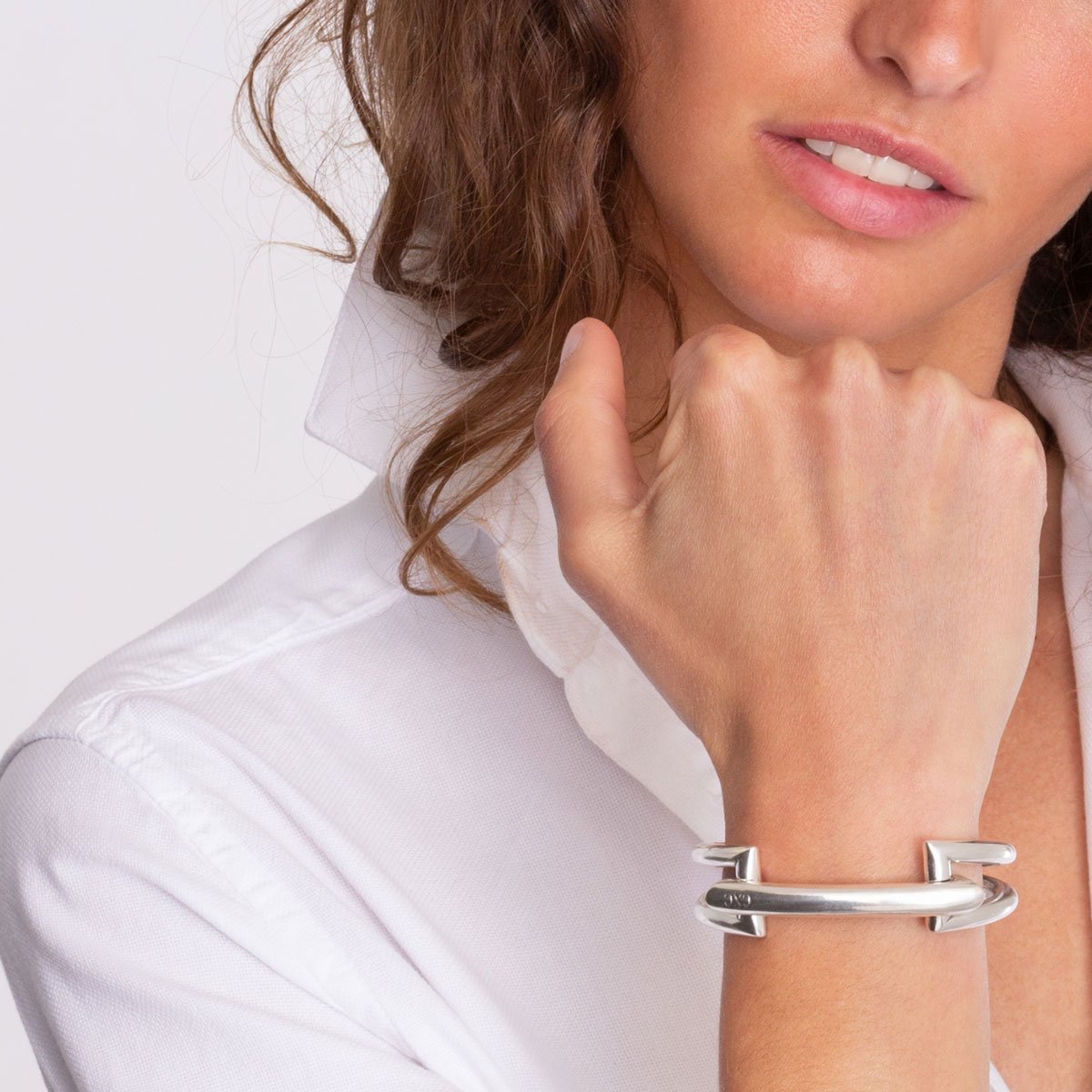 Foto de Detalle de Pulsera en baño de Plata con modelo de CXC