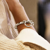 Foto de Detalle de Pulsera en baño de Plata con modelo de CXC