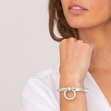 Foto de Detalle de Pulsera en baño de Plata con modelo de CXC