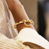 Foto de Detalle de Pulsera en baño de Oro con modelo de CXC