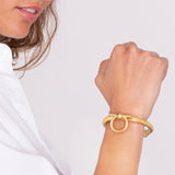 Foto de Detalle de Pulsera en baño de Oro con modelo de CXC