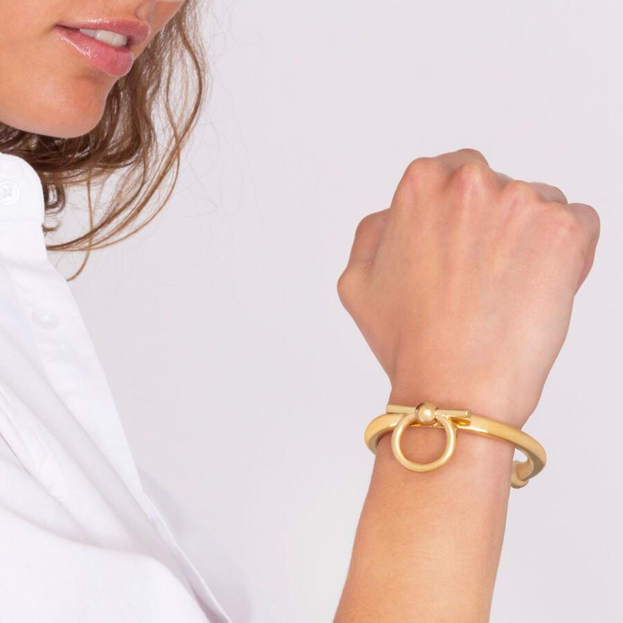 Foto de Detalle de Pulsera en baño de Oro con modelo de CXC