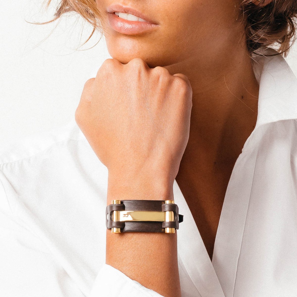 Foto de Detalle de Pulsera en baño de Oro con modelo de CXC