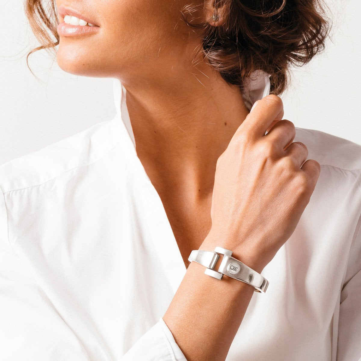 Foto de Detalle de Pulsera en baño de Plata con modelo de CXC