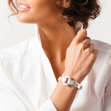 Foto de Detalle de Pulsera en baño de Plata con modelo de CXC