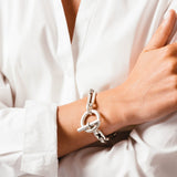 Foto de Detalle de Pulsera en baño de Plata con modelo de CXC