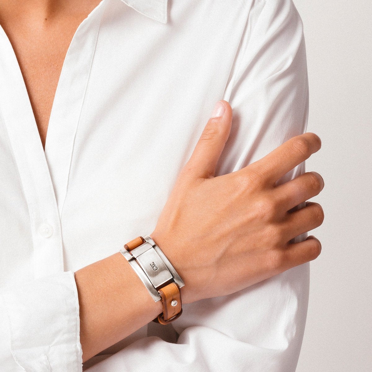 Foto de Detalle de Pulsera en baño de Plata con modelo de CXC