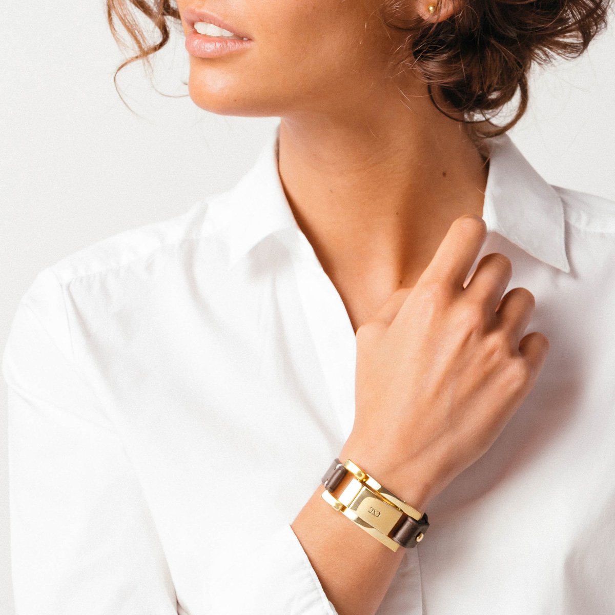 Foto de Detalle de Pulsera en baño de Oro con modelo de CXC