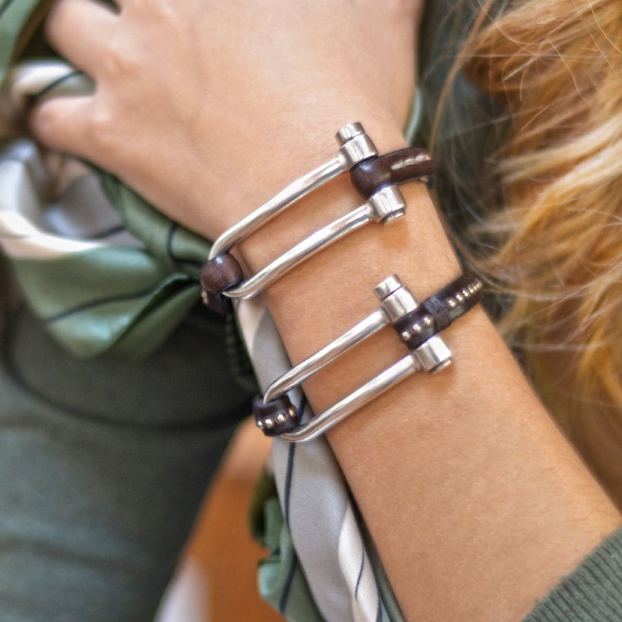 Foto de Detalle de Pulsera en baño de Plata con modelo de CXC