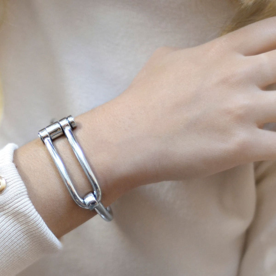 Foto de Detalle de Pulsera en baño de Plata con modelo de CXC