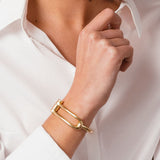 Foto de Detalle de Pulsera en baño de Oro con modelo de CXC