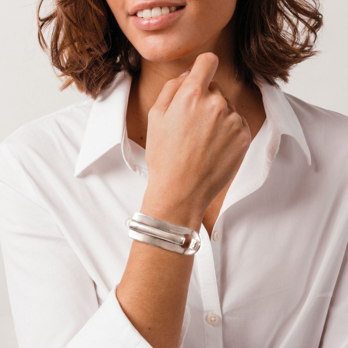 Foto de Detalle de Pulsera en baño de Plata con modelo de CXC