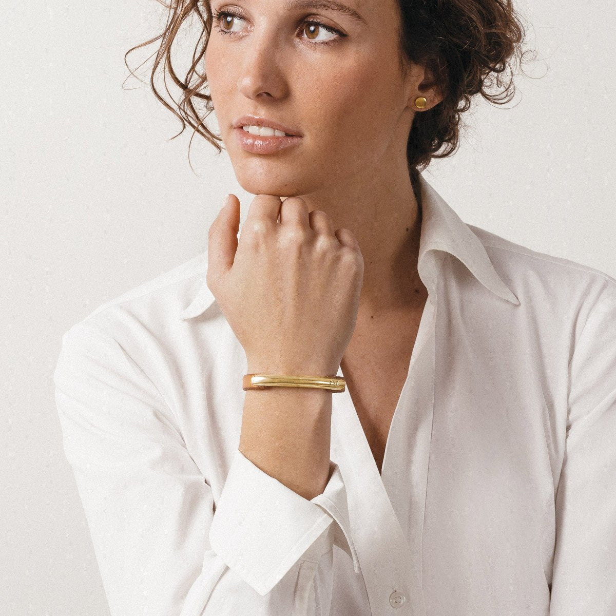 Foto de Detalle de Pulsera en baño de Oro con modelo  de CXC