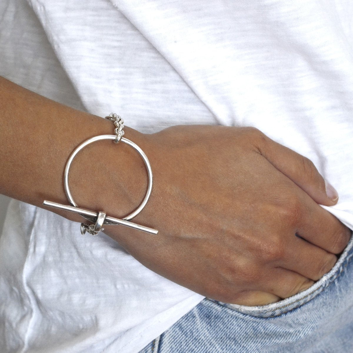 Foto de Detalle de Pulsera en baño de Plata con modelo  de CXC