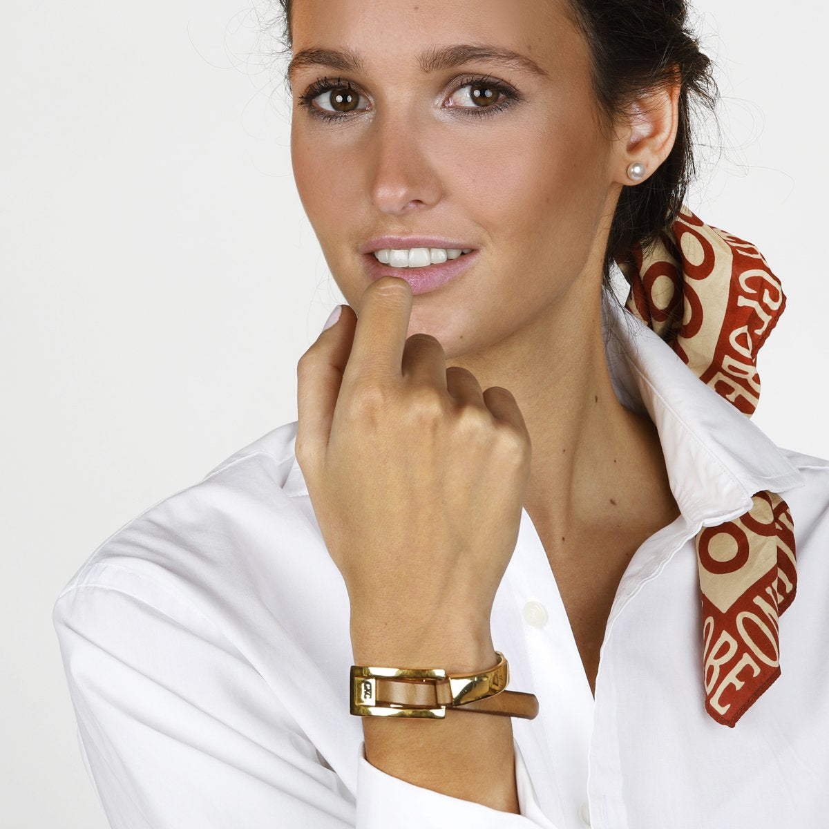 Foto de Detalle de Pulsera en baño de Oro con modelo  de CXC