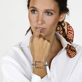 Foto de Detalle de Pulsera en baño de Plata con modelo  de CXC