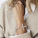 Foto de Detalle de Pulsera en baño de Plata con modelo de CXC