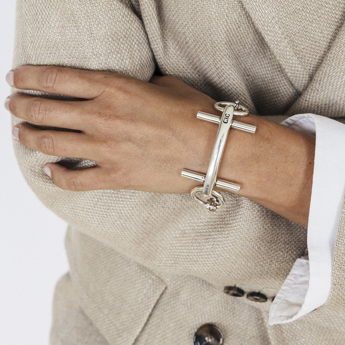 Foto de Detalle de Pulsera en baño de Plata con modelo de CXC