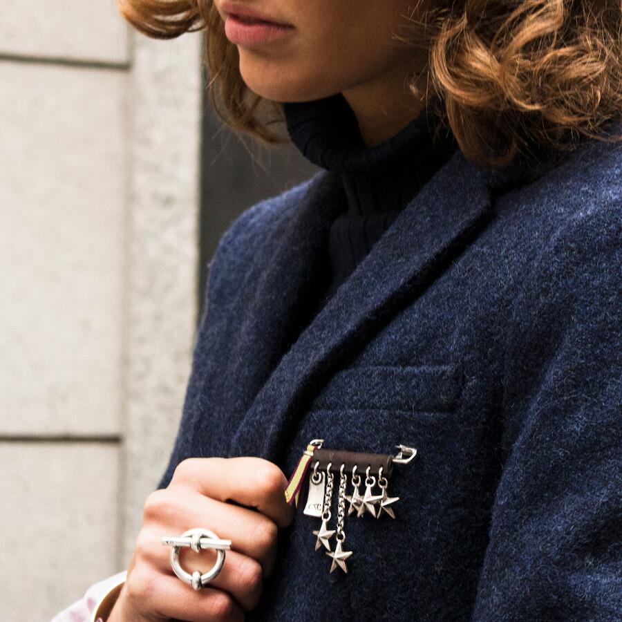 Foto de Detalle de Broche en baño de Plata con modelo de CXC