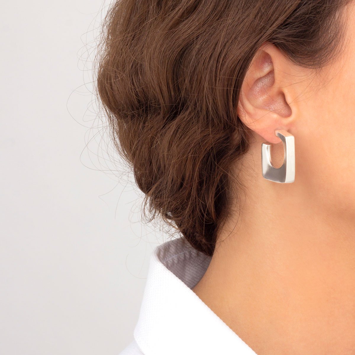 Foto de Detalle de Pendientes en baño de Plata con modelo de CXC