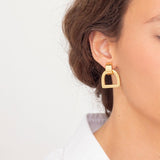 Foto de Detalle de Pendientes en baño de Oro con modelo de CXC