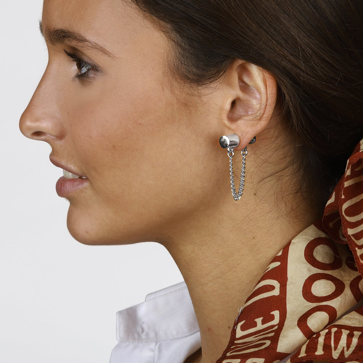 Foto de Detalle de Pendiente en baño de Plata con modelo  de CXC