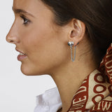 Foto de Detalle de Pendiente en baño de Plata con modelo  de CXC