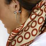 Foto de Detalle de Pendiente en baño de Plata con modelo  de CXC