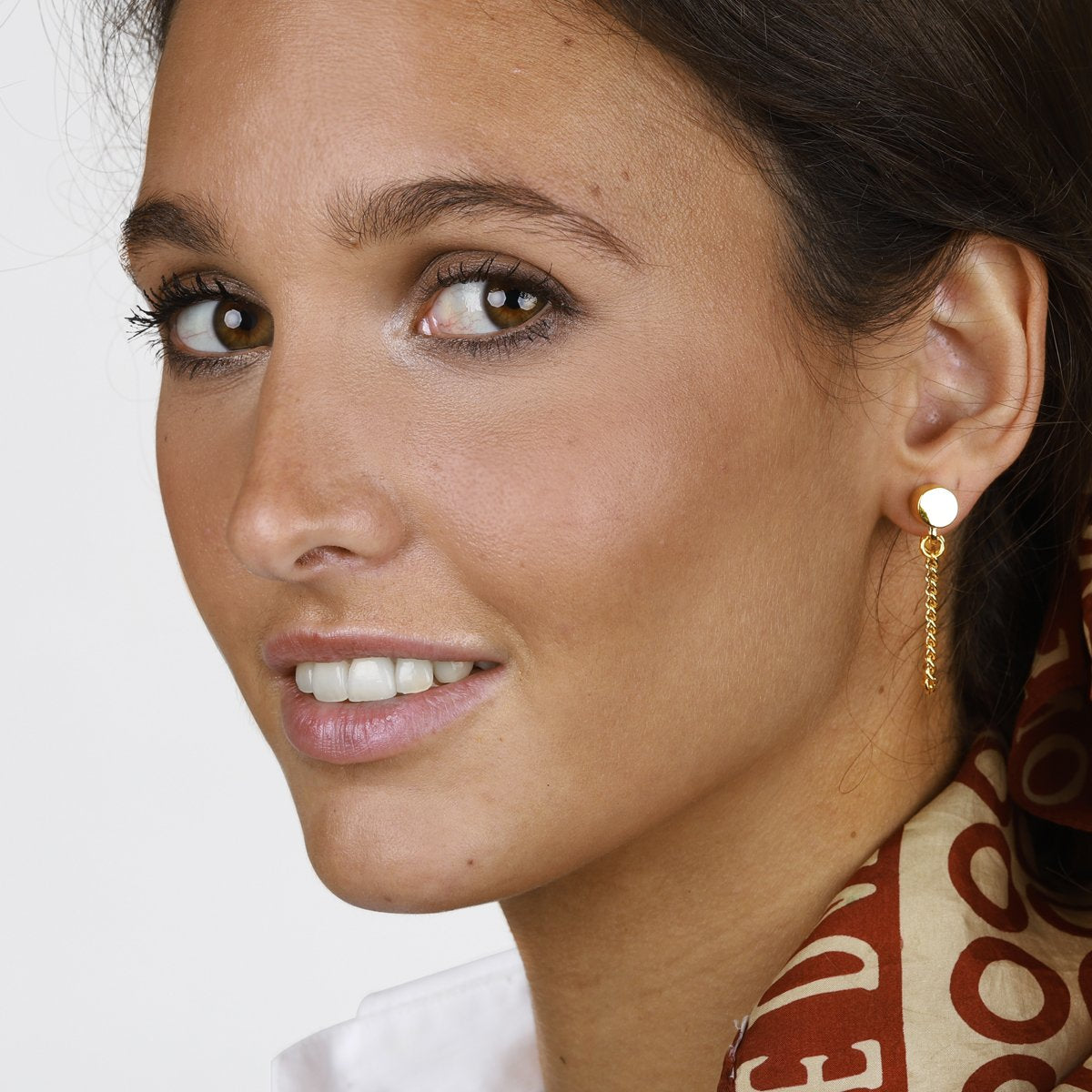 Foto de Detalle de Pendiente en baño de Oro con modelo  de CXC